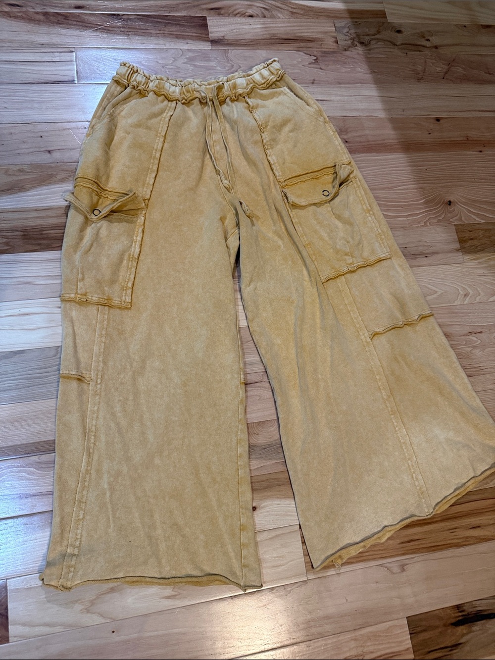 easel Mustard Wide-Leg Cargo Joggers